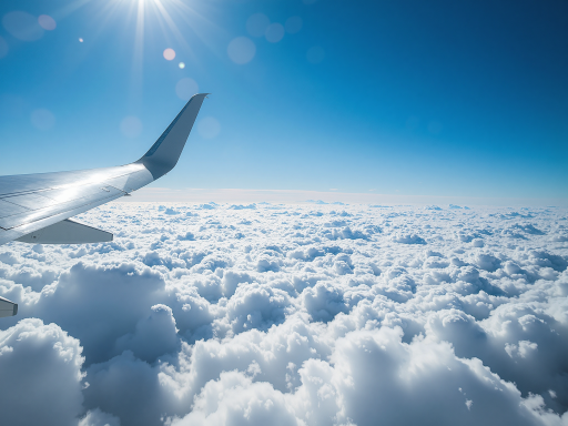 西藏高原风光，雪山连绵，蓝天白云，展现西藏壮美自然景观